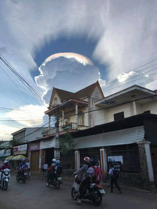 [-]Vầng[-]hào[-]quang[-]kỳ[-]lạ[-]trên[-]bầu[-]trời[-]Đắk[-]Lắk